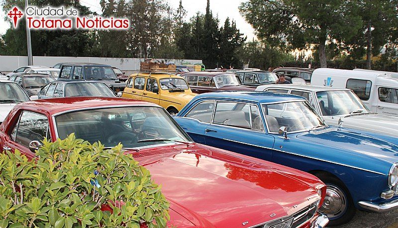 Vehí­culos clásicos Ciudad de Totana - coches en marcha aparcados